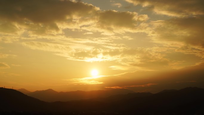 乡村山峰黄昏阳光夕阳云层晚霞移动丁达尔光