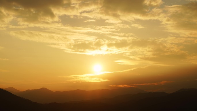 山峰日出延时远山太阳升起来清晨金色天空