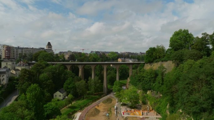 建立卢森堡市的拍摄。旅游、旅行或城市背景。一架无人机飞过卢森堡首都。市中心的所有景点。欧洲首都的夏令