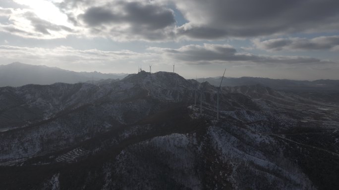 航拍山东文登西岭西山冬季雪后山野风电机群