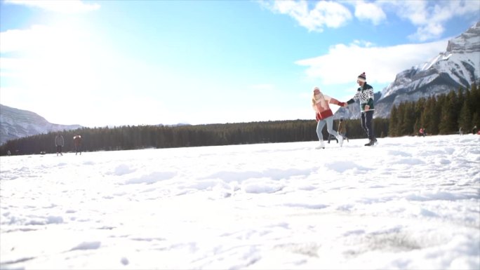 慢镜头:一对夫妇在结冰的湖面上滑冰