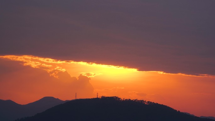 日落群山山顶夕阳晚霞黄昏傍晚天空落日唯美