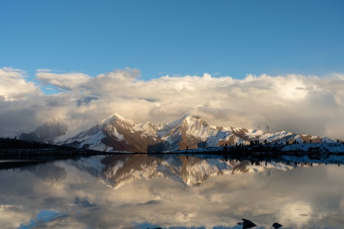 冷噶错日照金山，月照银山