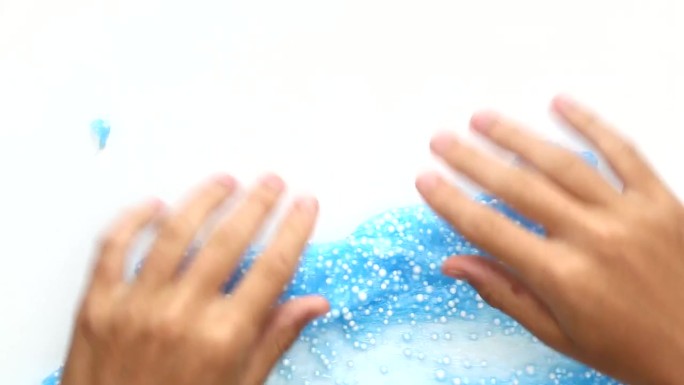 黏液是蓝色的，有白色的泡沫球。ASMR放松视频，