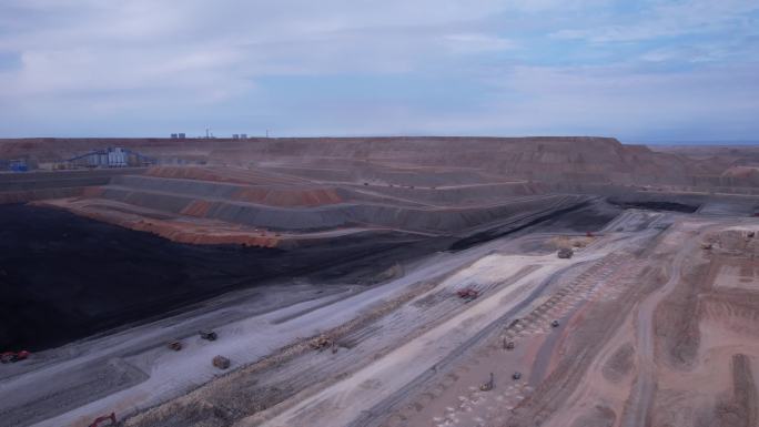 戈壁滩上绿色矿山的露天煤矿开采