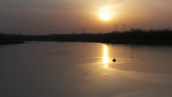 河水夕阳小船航拍