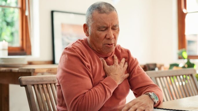 心脏病发作，压力和家中老人咳嗽，呼吸问题，风险或紧急情况。胸痛、手痛和老年男性患者有焦虑、哮喘或胃灼