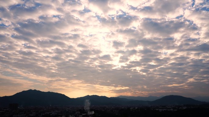 乡村山峰黄昏阳光夕阳云层晚霞移动丁达尔光