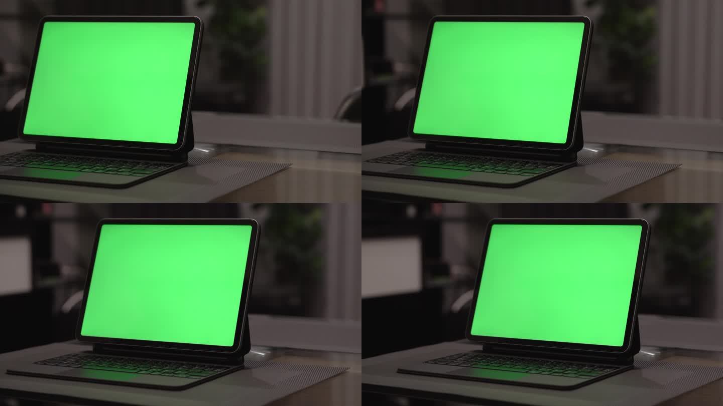 晚上坐在家里客厅的沙发上，iPad平板电脑的绿屏模型特写。色度关键技术，营销设计。
