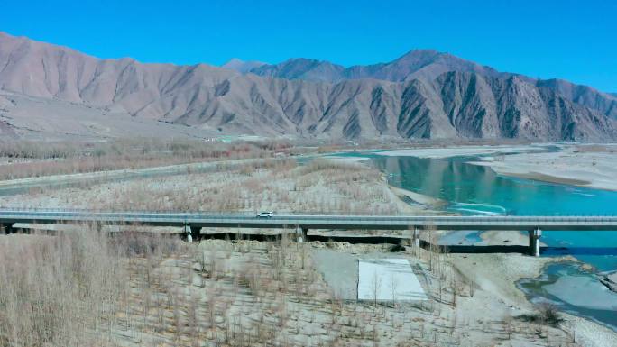 4K航拍西藏羊湖自驾游路上风景湖水蓝天湖