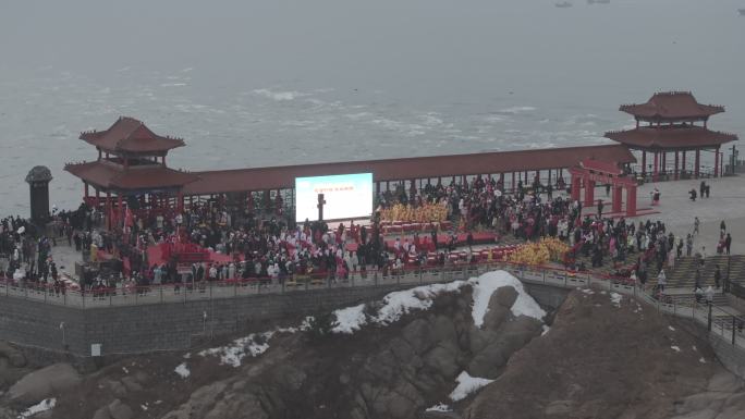 航拍山东荣成成山头元旦新年拜日庆典人群