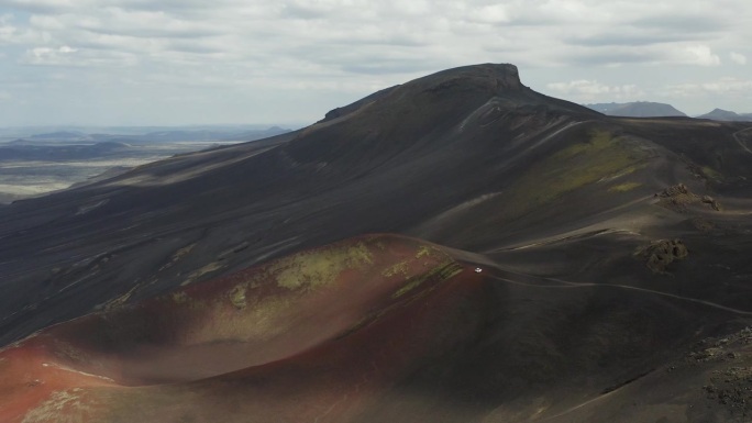 阴天冰岛火山风景中的Raudaskal火山口的电影倒拍