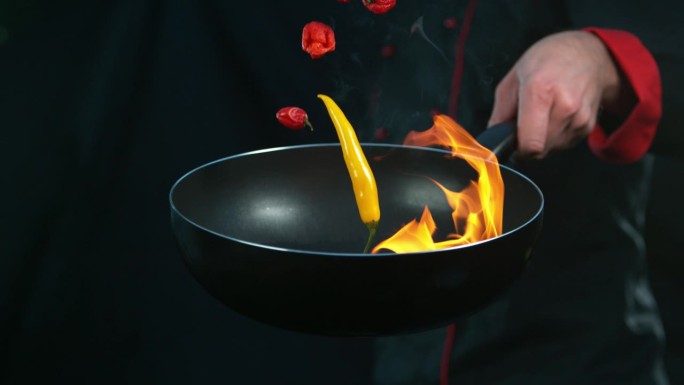 厨师用掉落的辣椒煎炸的超级慢镜头。
