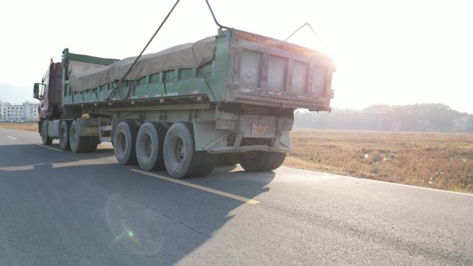 农村公路大货车经过