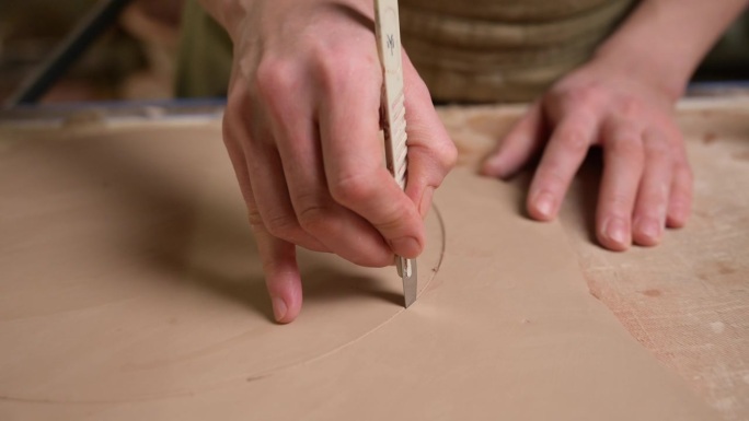 陶艺大师在陶艺工作室工作。制版工艺