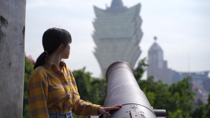 美女游客站在炮台前欣赏风景看风景澳门旅游