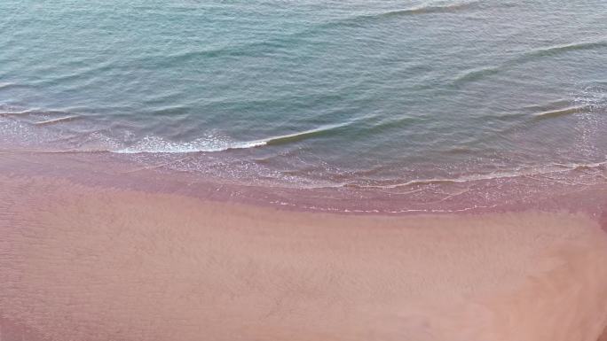 航拍4K黄昏海边海浪沙滩海鸥空镜大海
