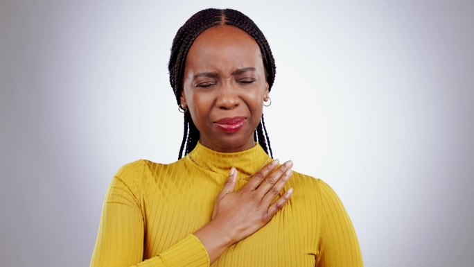 手，胸痛和黑人妇女咳嗽在工作室焦虑，哮喘或流感和病毒在灰色背景。呼吸，问题和非洲女性肺结核，压力或过