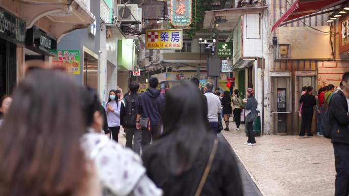 行走在澳门街头行人走路第一视角澳门街道