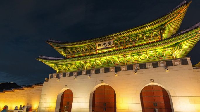 韩国首尔光化门夜景。汉字的翻译是“光化门”。