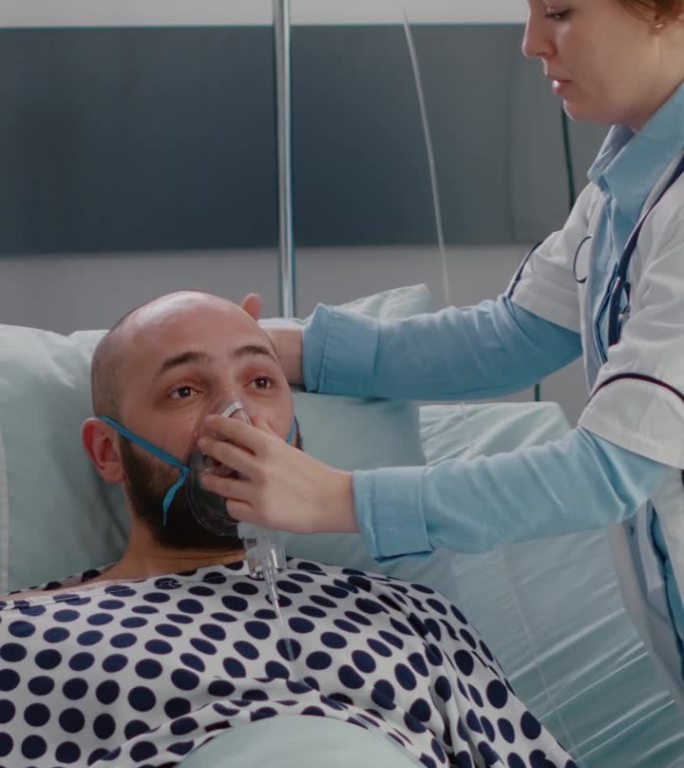 垂直视频:医疗队在呼吸紧急情况下监测病人的心跳