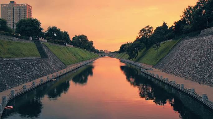 航拍西安城墙护城河夕阳日落风光