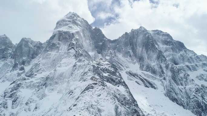 四姑娘山景区雄伟壮观山峰耸立野人蜂