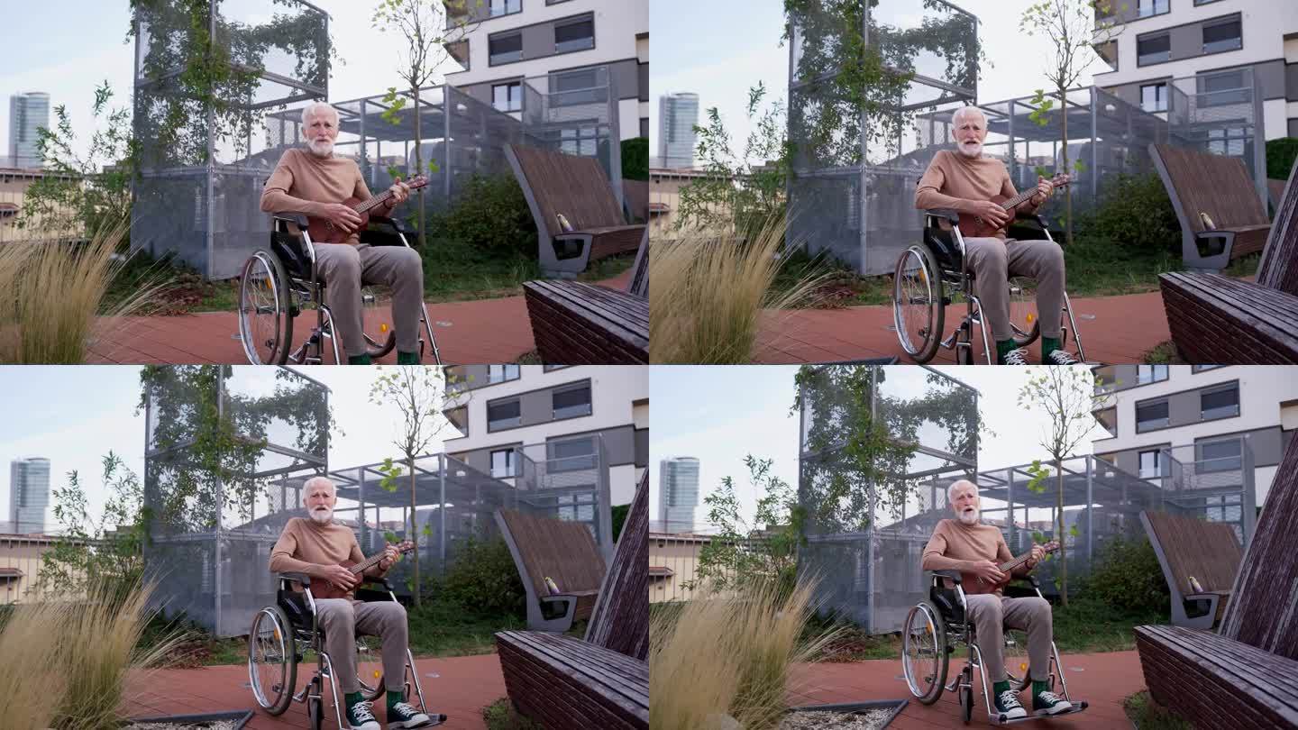 一位老人坐在轮椅上，在户外弹着尤克里里琴。