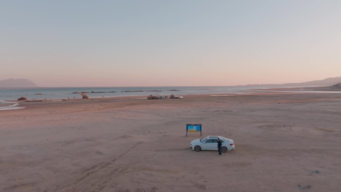 航拍4K海边驾车游玩自驾游沙滩傍晚海浪