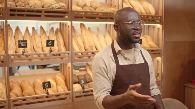 在面包店卖面包的黑人