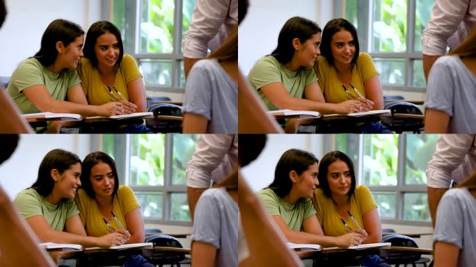 拉丁美洲女性朋友在课堂上窃窃私语