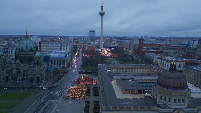 电视塔柏林冬城宫圣诞市场。美丽的空中俯瞰飞行全景概述无人机
4k电影胶片