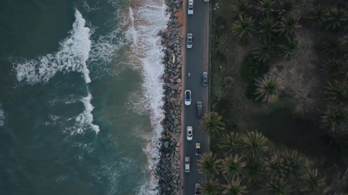 夜幕下的日月湾海边公路