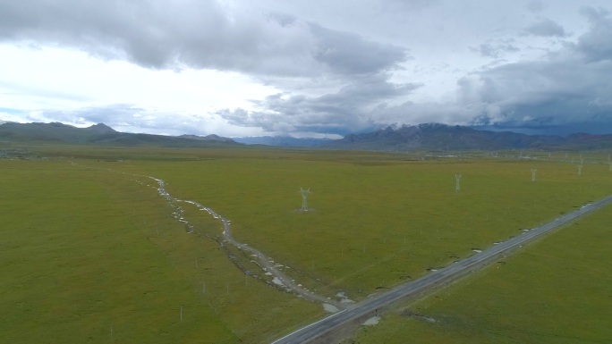 西藏 电力 电塔 草原 乌云密布
