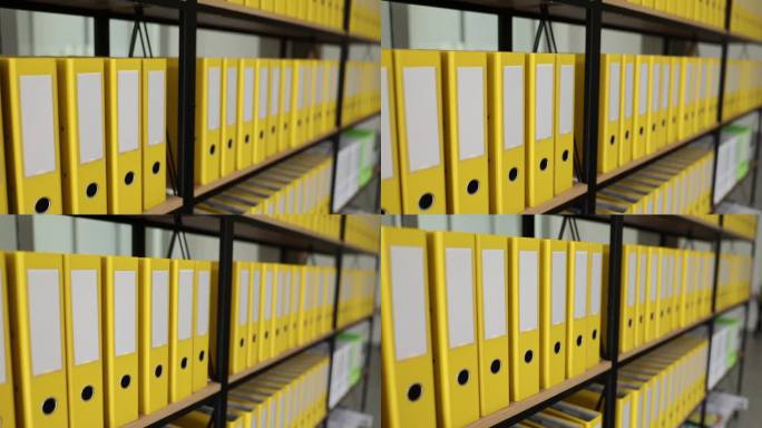 办公室书架上的黄色相同的办公文件夹