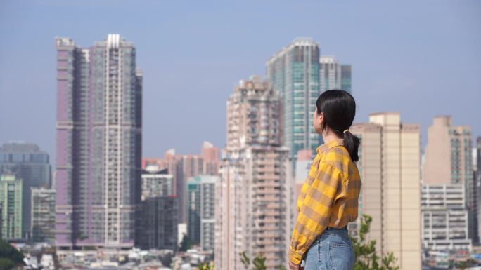 美女游客站在炮台山上看澳门风景看城市风光