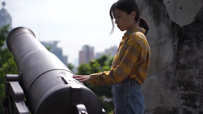 美女游客站在炮台前欣赏风景看风景澳门旅游