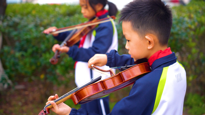 学习拉小提琴的孩子