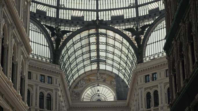 那不勒斯翁贝托画廊的铁和玻璃圆顶