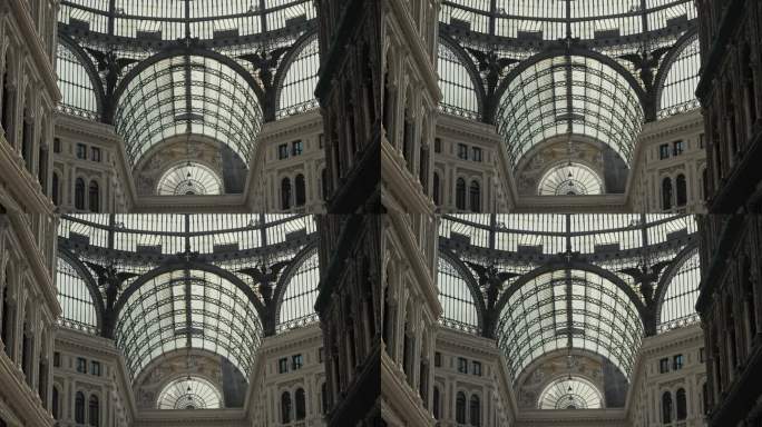 那不勒斯翁贝托画廊的铁和玻璃圆顶