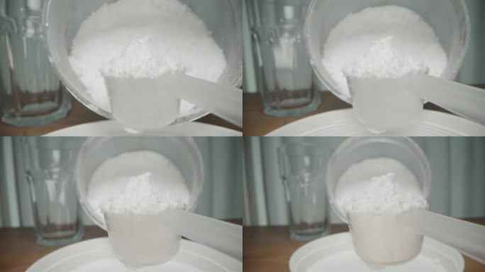 我用一个量勺从罐子里舀出白色粉末到桌子上。