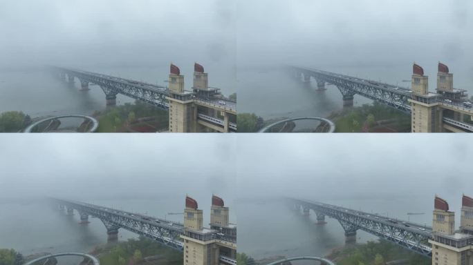 南京长江大桥，雾天，高铁穿桥