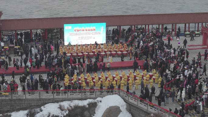 航拍山东荣成成山头元旦新年拜日庆典人群