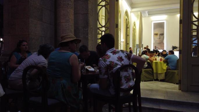 古巴哈瓦那餐馆夜景地拍