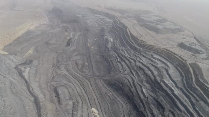 新疆哈密：航拍三道岭煤矿开采区