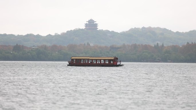 江南烟雨中的西湖游船