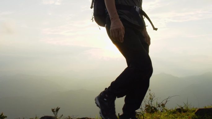 励志登山人物前行脚步步伐阳光户外运动