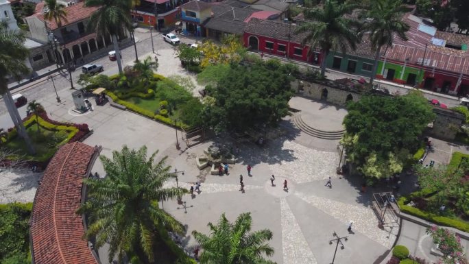 人们走在洪都拉斯科潘小中央公园的圆形广场上