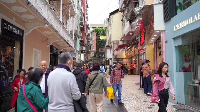 行走在澳门街头行人走路第一视角澳门街道