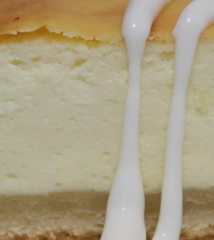 白盘子上的白干酪馅饼配酸奶油撒上美味的奶油甜点芝士蛋糕脆皮糕点和馅料健康食品为馅饼砂锅准备的白干酪面